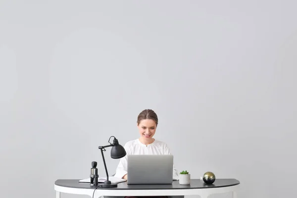 Junge Frau arbeitet im Büro mit funktionierender Klimaanlage — Stockfoto