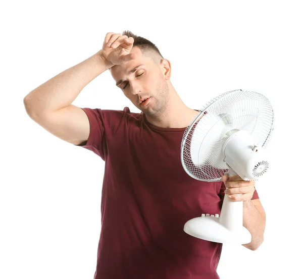 Jovem com ventilador elétrico sobre fundo branco — Fotografia de Stock