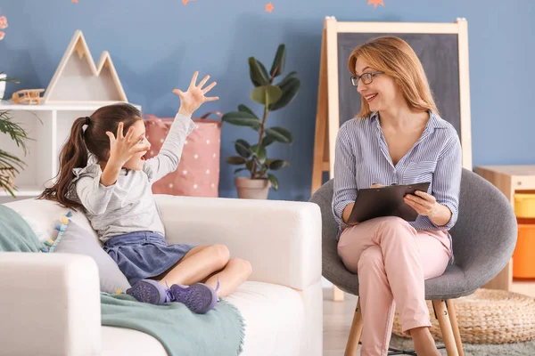 Psychologist working with little girl indoors — Stock Photo, Image