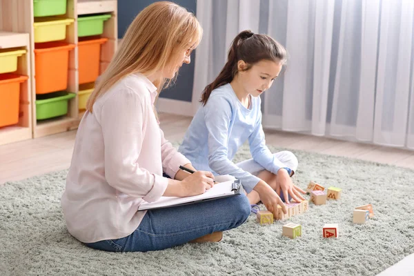 Psicólogo trabalhando com a menina dentro de casa — Fotografia de Stock