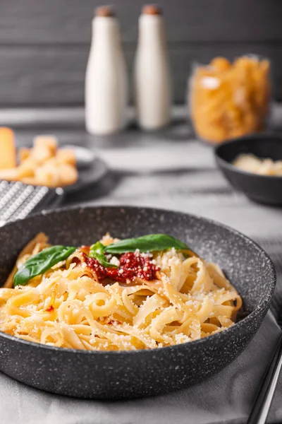 Lezzetli makarna ve domates soslu tava, yakın plan.