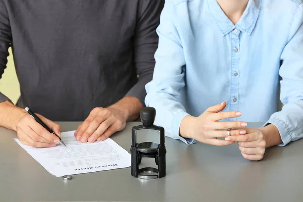 Pareja visitando abogado de divorcio en la oficina — Foto de Stock