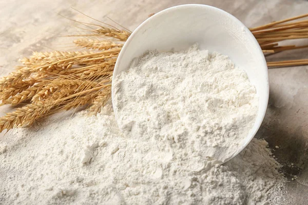 Bowl with flour on table, closeup — Stock Photo, Image