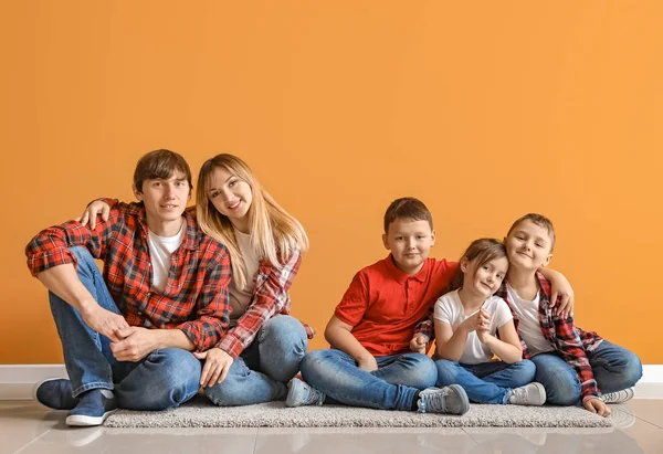 Retrato de família feliz perto da parede de cor — Fotografia de Stock