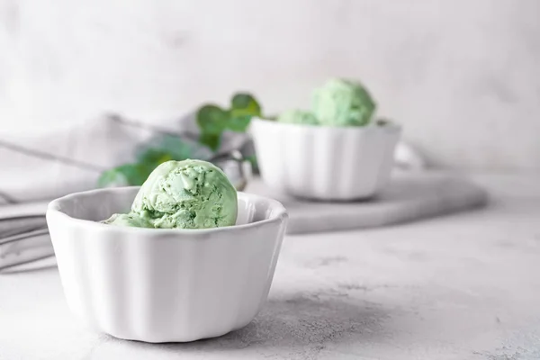 白いテーブルの上のボウルにおいしいアイスクリーム — ストック写真