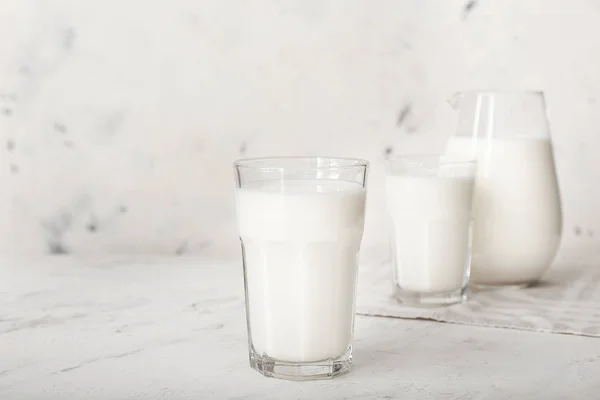 Bicchiere di latte saporito su sfondo bianco — Foto Stock