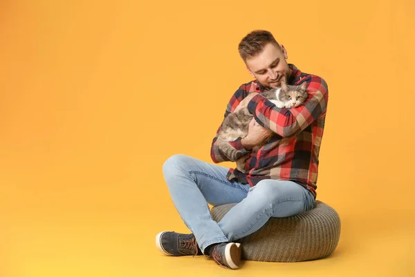 Человек с милым котом на цветном фоне — стоковое фото