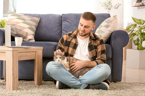 Man with cute cat at home — Stock Photo, Image
