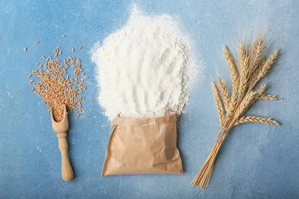 Bag with wheat flour on color background — 图库照片