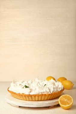 Beyaz zemin üzerine lezzetli limon pasta