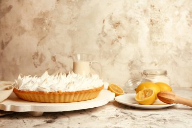 Beyaz masada lezzetli limonlu turta.