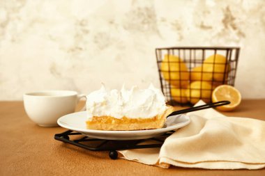 Lezzetli limon pastadan tablo ile plaka