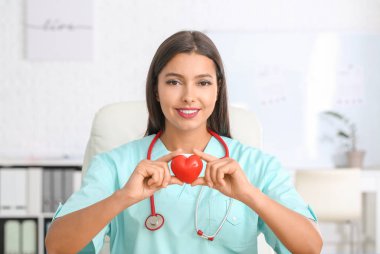 Modern klinikte kadın kardiyolog