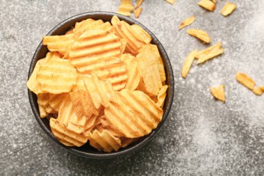 Tabakta lezzetli patates cipsi var.