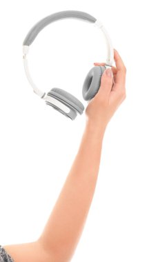 Beyaz arka planda modern kulaklıklar olan el.