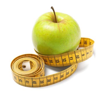 Beyaz arka planda Apple ve ölçme bandı. Diyet konsepti