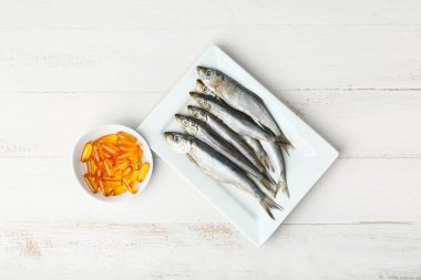 Yağ haplı balıklar beyaz masada