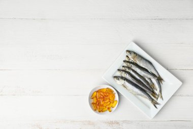 Yağ haplı balıklar beyaz masada