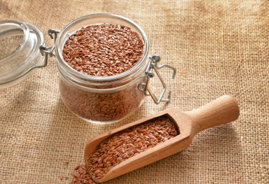 Kavanoz ve kepçeyle masada keten tohumu