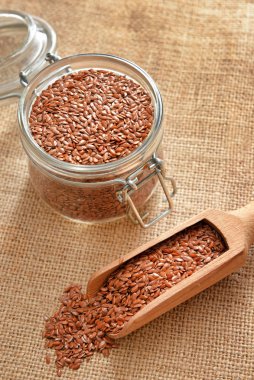 Kavanoz ve kepçeyle masada keten tohumu