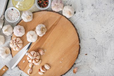 Hafif arka planda baharatlı taze sarımsak.