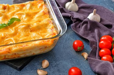 Koyu arkaplanda lezzetli bir lazanya.