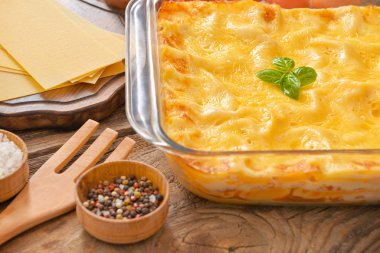 Ahşap arka planda lezzetli bir lazanya.