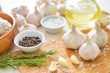 Baharatlı ve otlu taze sarımsak.