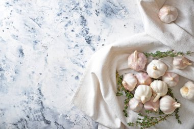 Beyaz arka planda taze sarımsak.