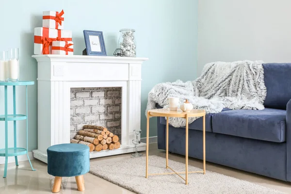 Interior de la habitación moderna con chimenea y decoración de Navidad — Foto de Stock