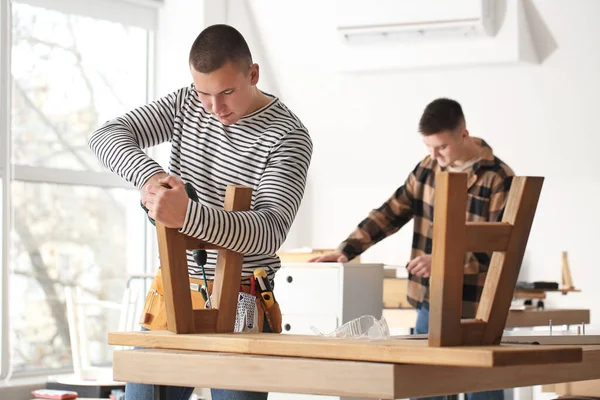 Artesanos montando muebles en taller — Foto de Stock