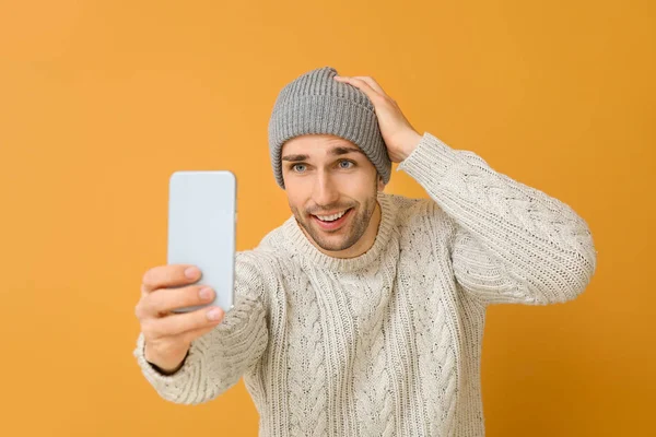 Handsome man taking selfie on color background — Stock Photo, Image