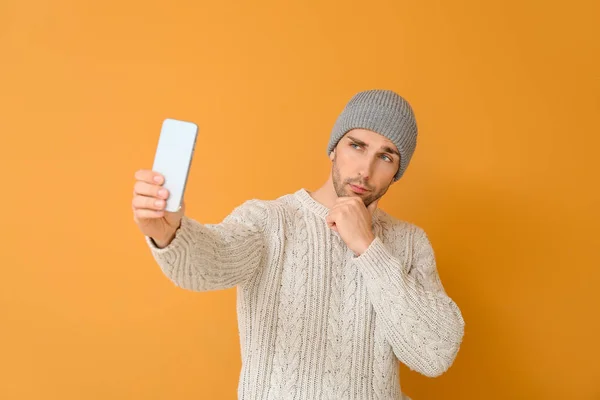 Handsome man taking selfie on color background — Stock Photo, Image