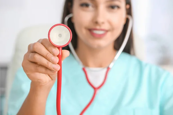 Female cardiologist in modern clinic — Stock Photo, Image