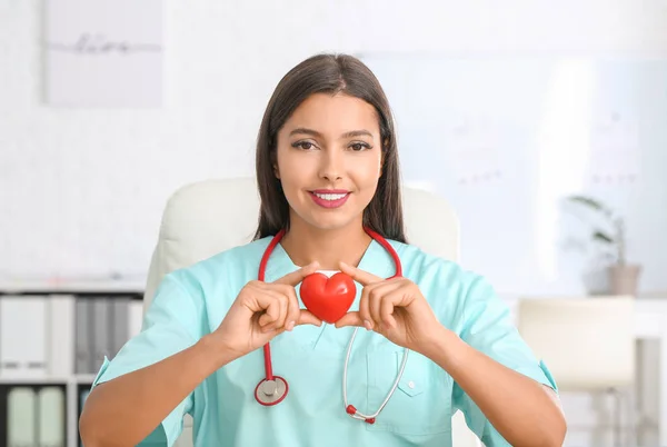 Női kardiológus a modern klinikán — Stock Fotó