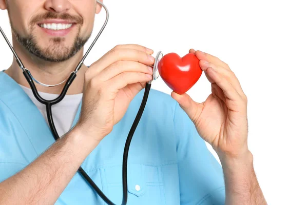 Cardiologista masculino com coração vermelho sobre fundo branco — Fotografia de Stock