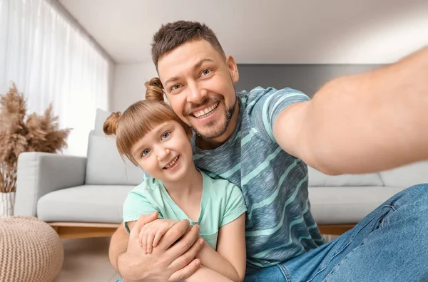 Father and his little daughter taking selfie at home — Stock Photo, Image