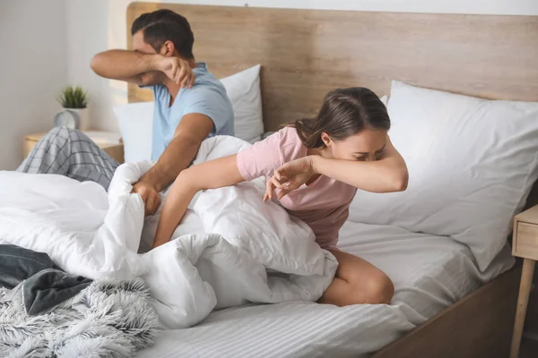 Jeune couple haletant à la maison à cause du feu — Photo