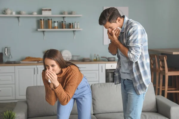 Unga par kippar hemma på grund av brand — Stockfoto