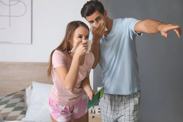 Jong stel snakt thuis naar vuur — Stockfoto