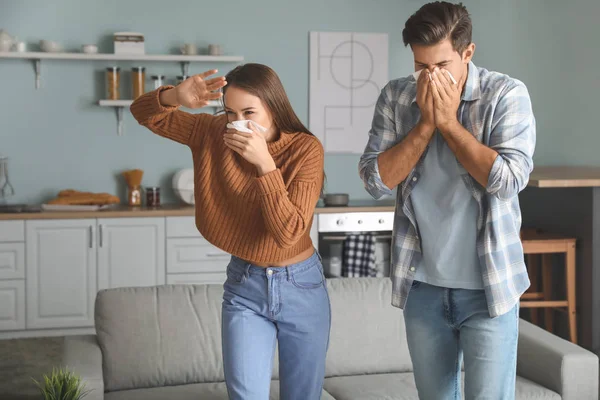 Young couple gasping at home because of fire — Stock Photo, Image