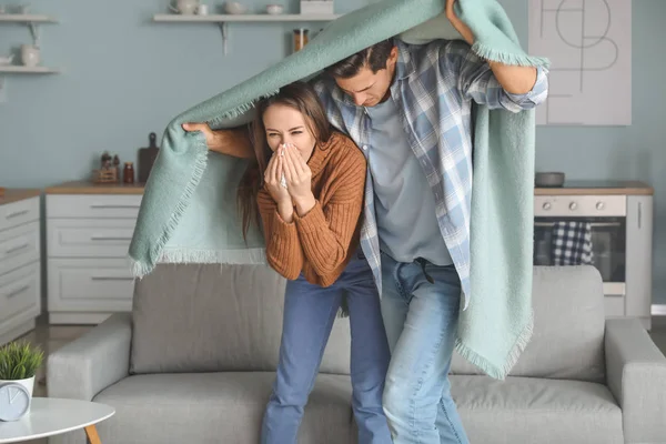Young couple gasping at home because of fire — Stock Photo, Image