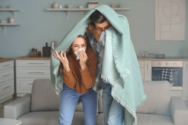 Young couple gasping at home because of fire — Stock Photo, Image