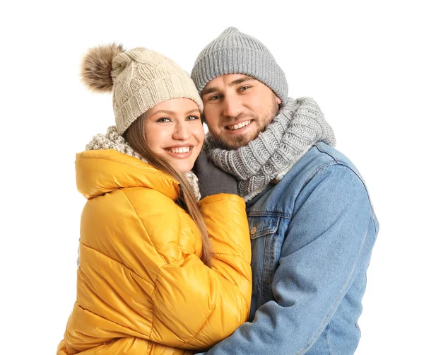Πορτραίτο ευτυχισμένου ζευγαριού με χειμωνιάτικα ρούχα σε λευκό φόντο — Φωτογραφία Αρχείου