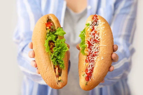 Mujer con sabrosos hot dogs, primer plano — Foto de Stock