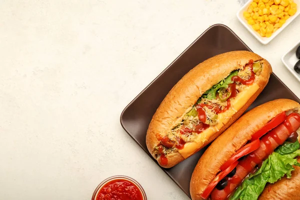 Composición con sabrosos hot dogs sobre fondo claro — Foto de Stock