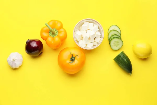 Ingrediënten voor lekkere Griekse salade op kleur achtergrond — Stockfoto