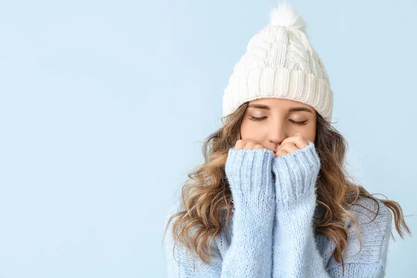 Bella giovane donna in maglione caldo su sfondo di colore — Foto Stock