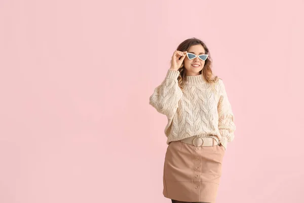 Hermosa mujer joven en suéter cálido sobre fondo de color —  Fotos de Stock