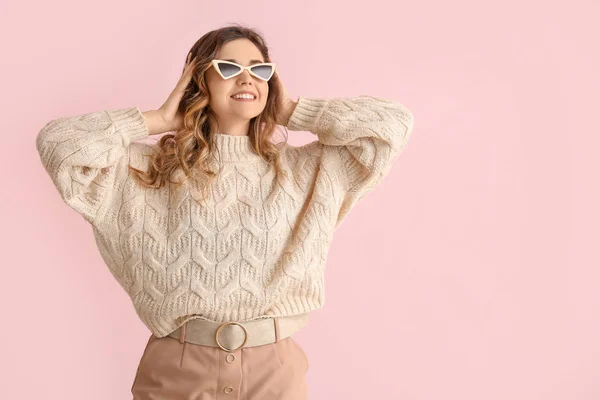Hermosa mujer joven en suéter cálido sobre fondo de color —  Fotos de Stock